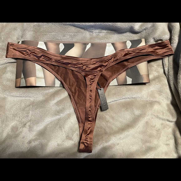 NWT SKIMS (2 PAIRS) SATIN STRETCH THONG - Picture 9 of 14